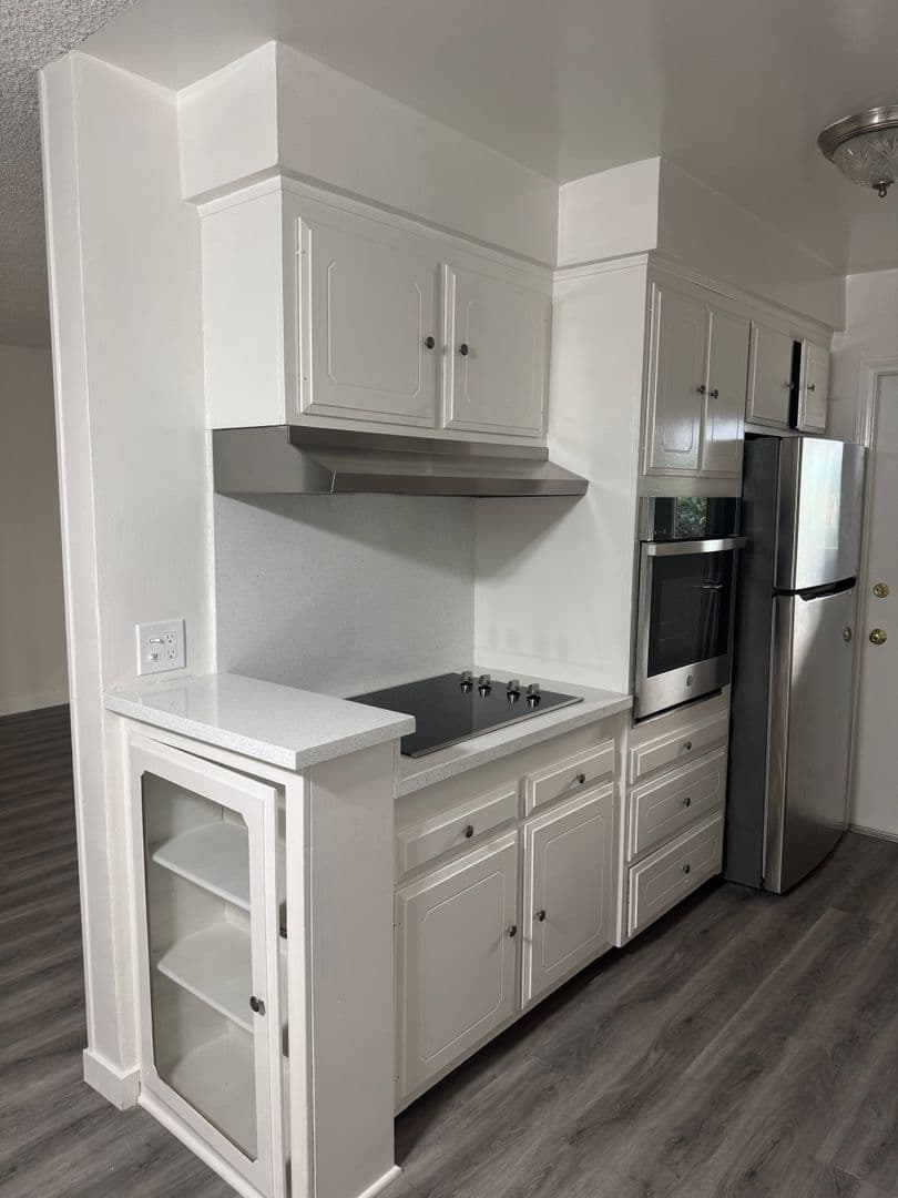 Playa Del Rey Apartment: 8328 Manitoba Street (6%)