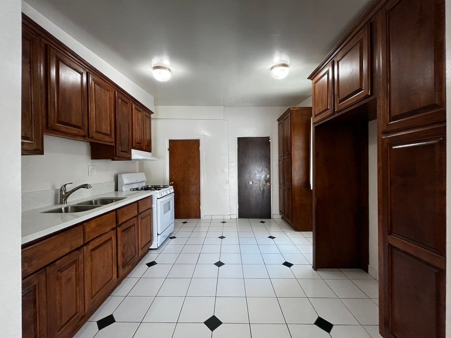 Redondo Beach Apartment: 2009 Vanderbilt Lane