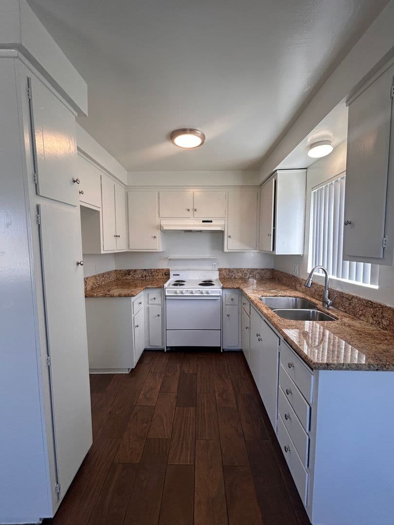 Inglewood Apartment: 220 W. Hillcrest Blvd.