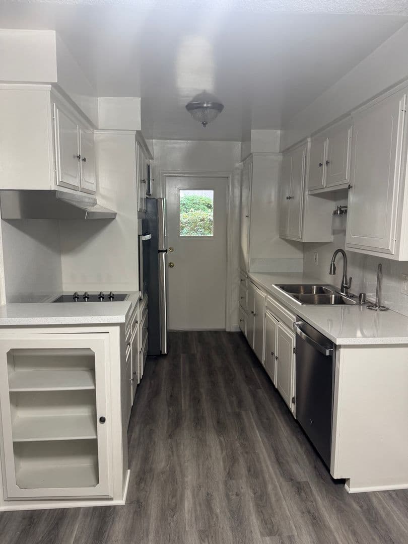 Playa Del Rey Apartment: 8328 Manitoba Street (6%)