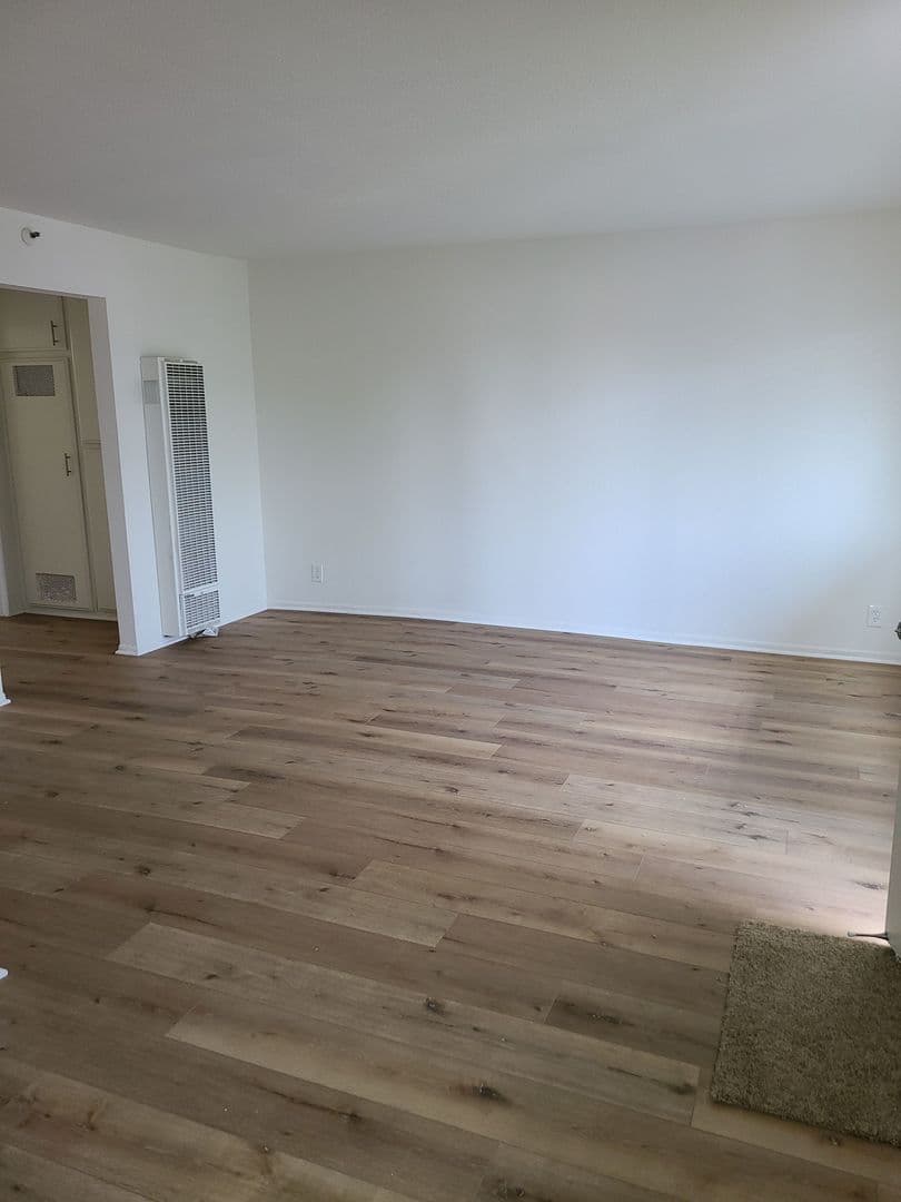 Hawthorne Apartment: 13703 Chadron Avenue