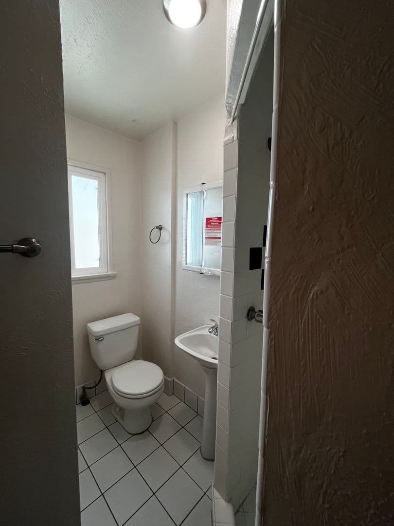 Redondo Beach Apartment: 2009 Vanderbilt Lane