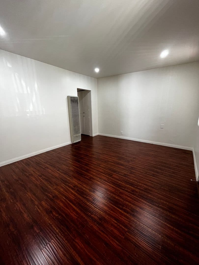Redondo Beach Apartment: 2009 Vanderbilt Lane