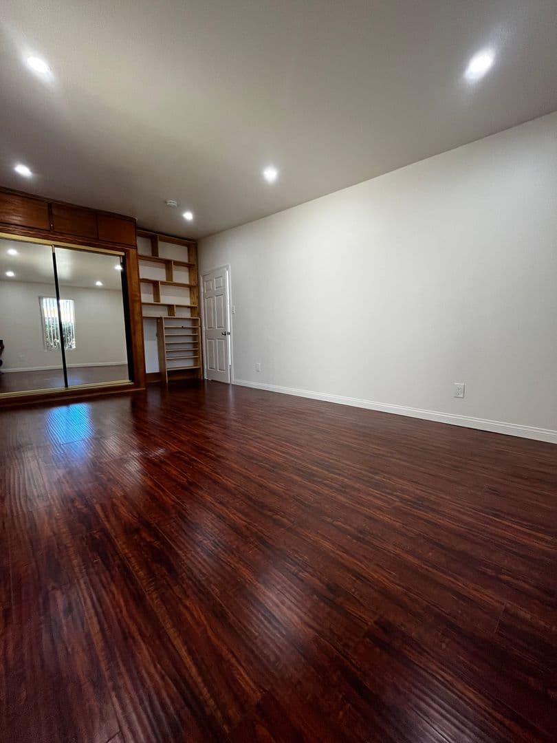 Redondo Beach Apartment: 2009 Vanderbilt Lane