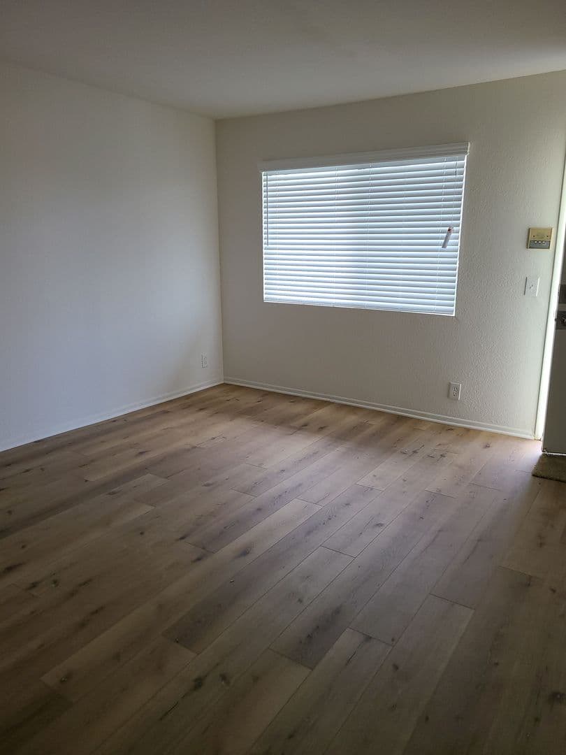 Hawthorne Apartment: 13703 Chadron Avenue