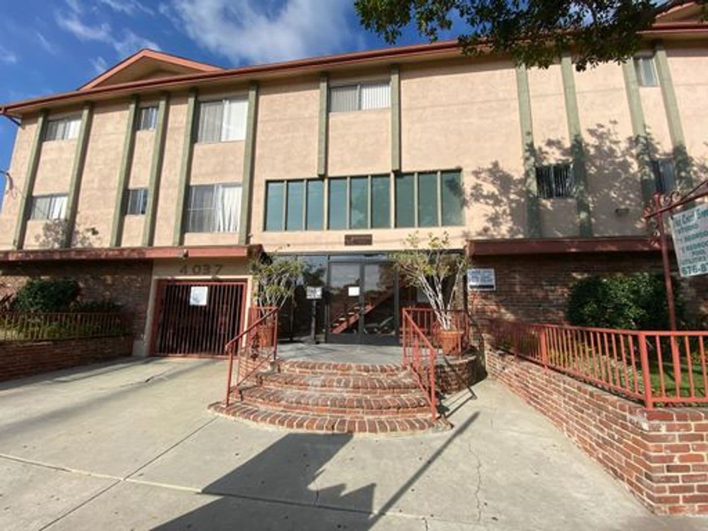 Hawthorne Apartment: 4037 W. 137th Street