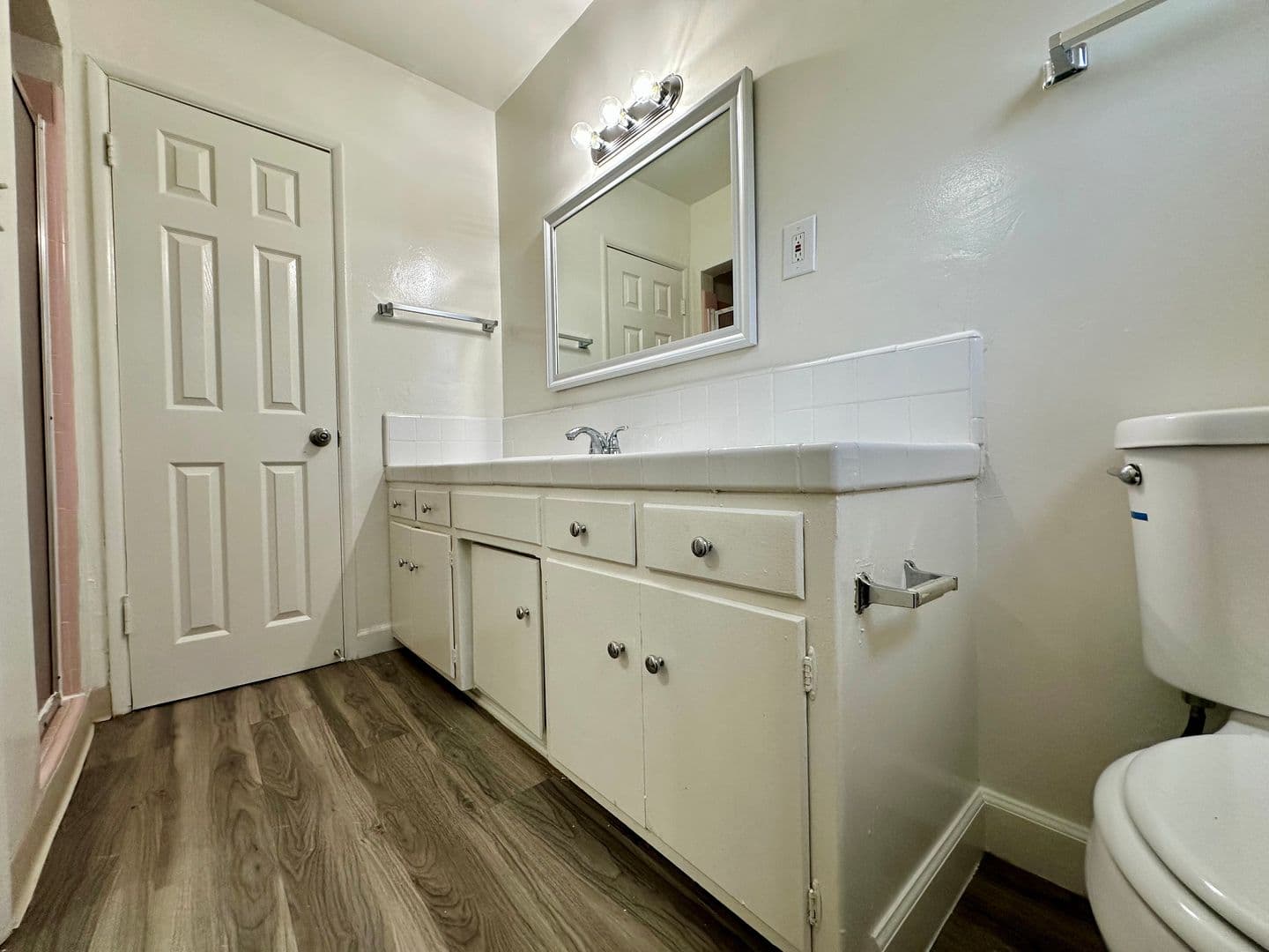 Hawthorne Apartment: 4362 W. 136th Street