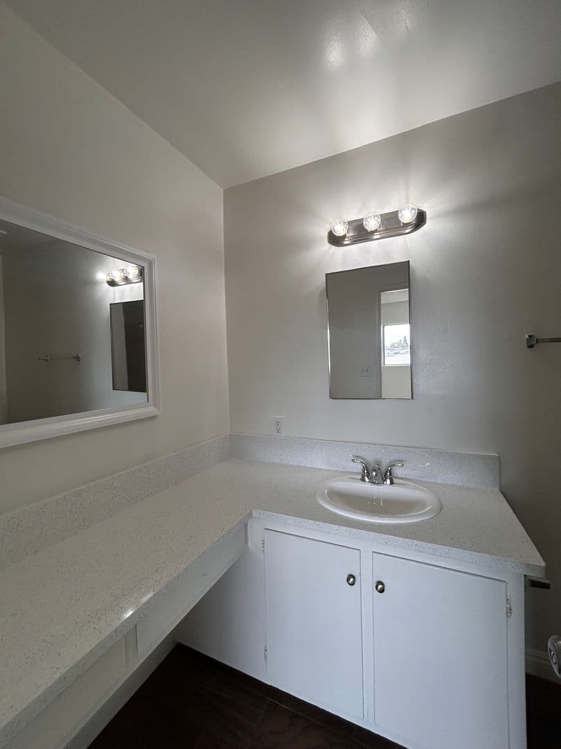 Inglewood Apartment: 220 W. Hillcrest Blvd.