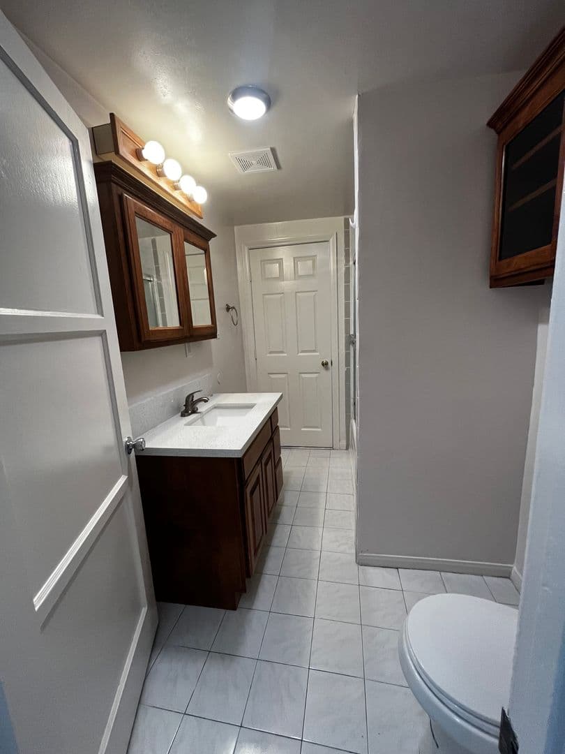Redondo Beach Apartment: 2009 Vanderbilt Lane