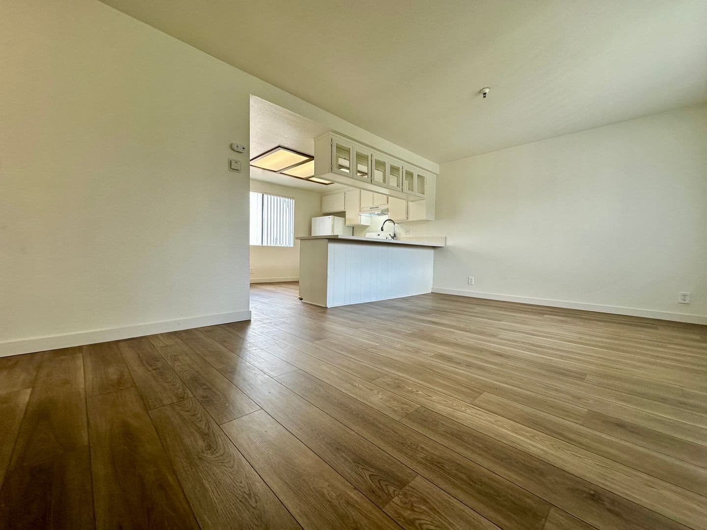 Hawthorne Apartment: 5021 W. 118th Place