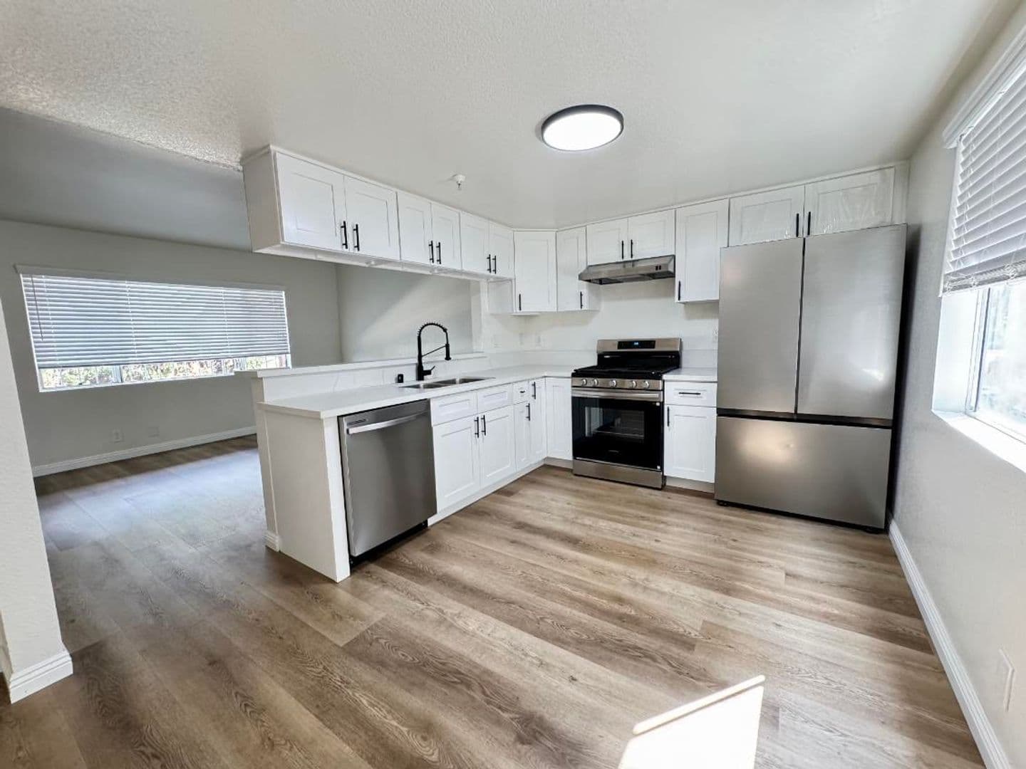 Hawthorne Apartment: 13703 Chadron Avenue