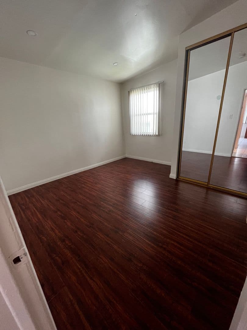 Redondo Beach Apartment: 2009 Vanderbilt Lane