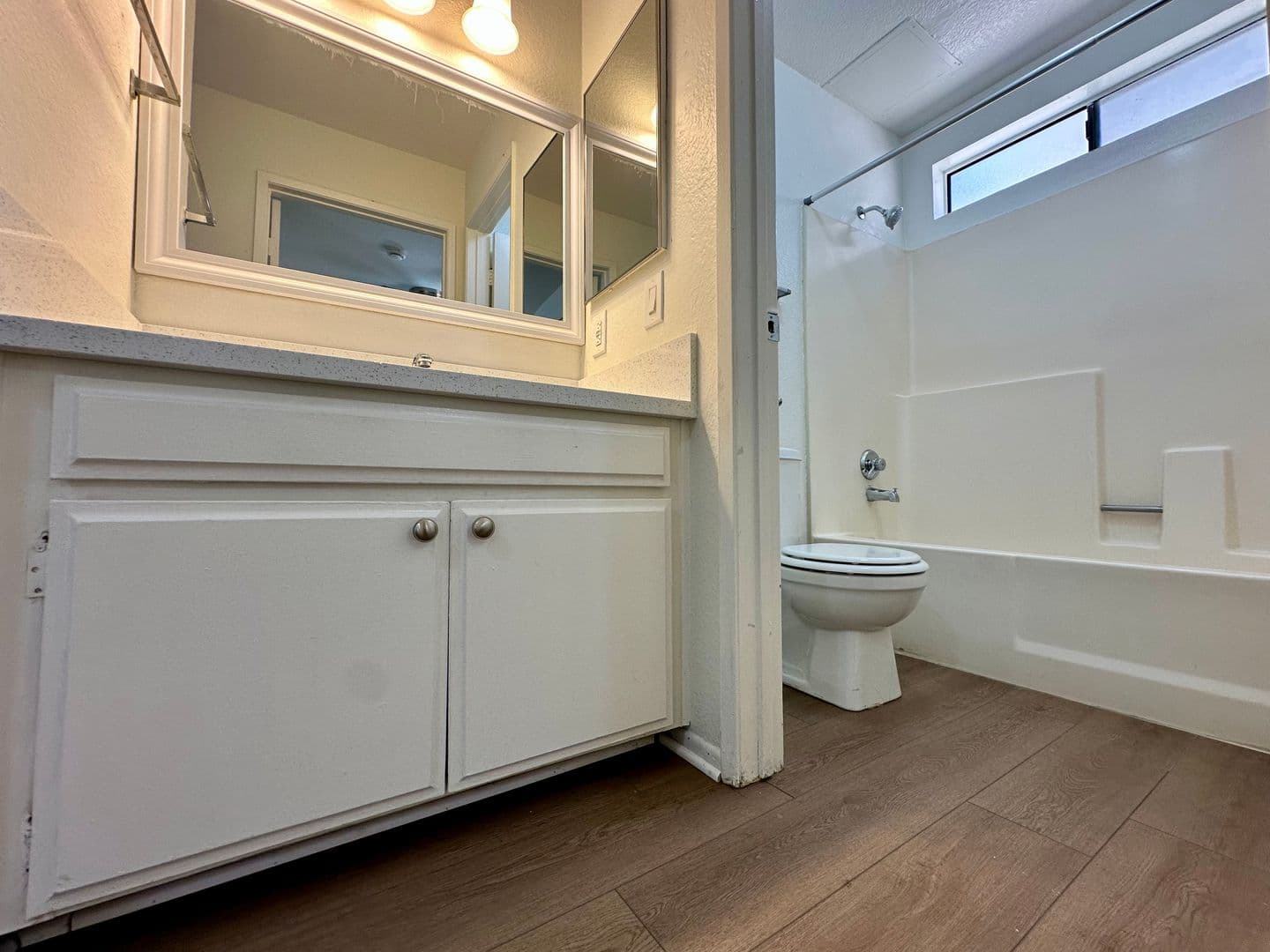 Hawthorne Apartment: 14135 Doty Avenue