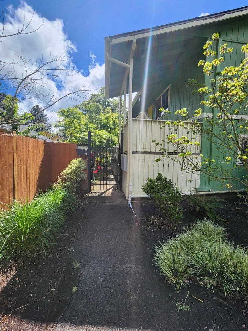Eugene Apartment: 992 1/2, 996, 1012 W. 4th Ave.