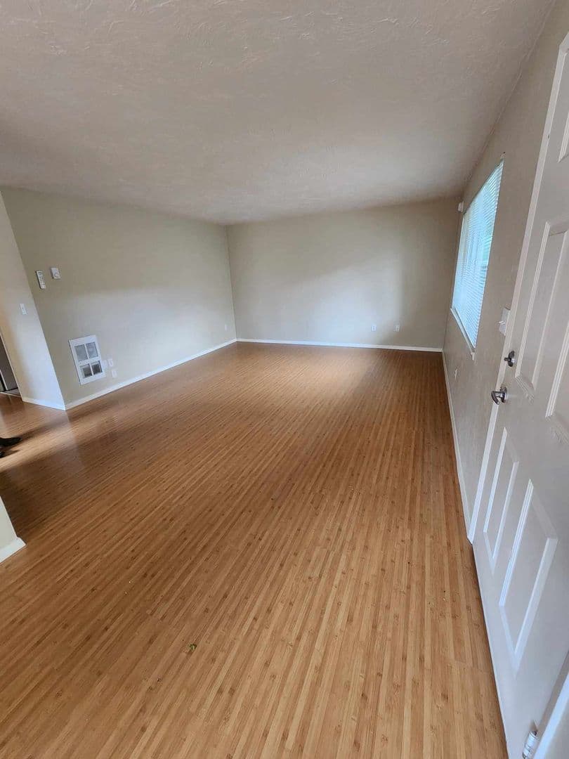 Eugene Apartment: 992 1/2, 996, 1012 W. 4th Ave.