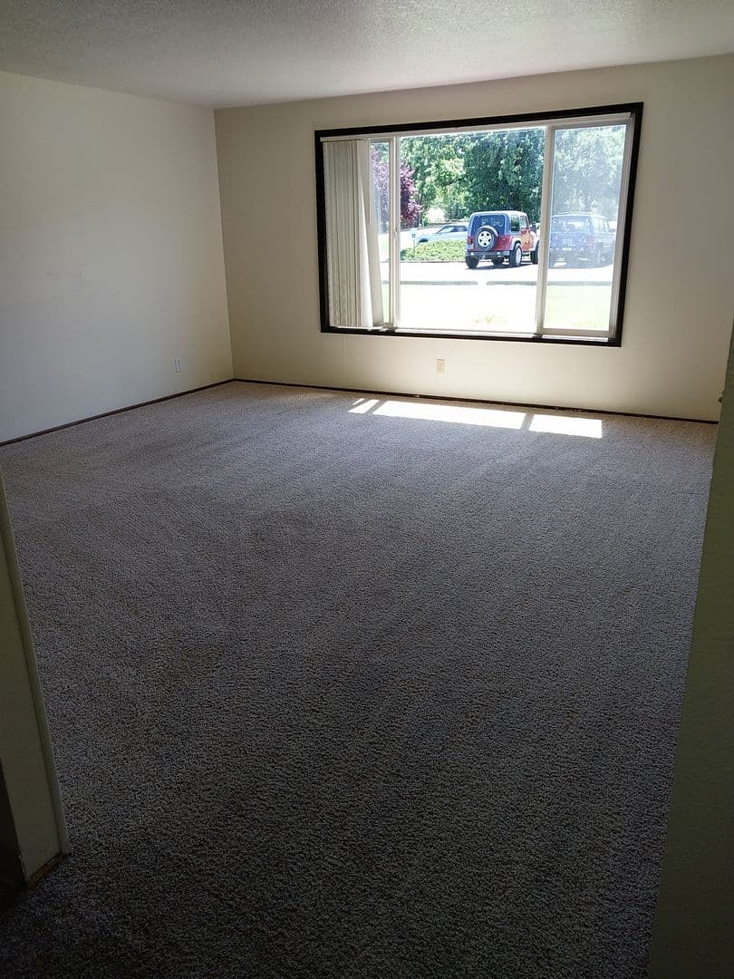 Eugene Apartment: 1555 W. 18th