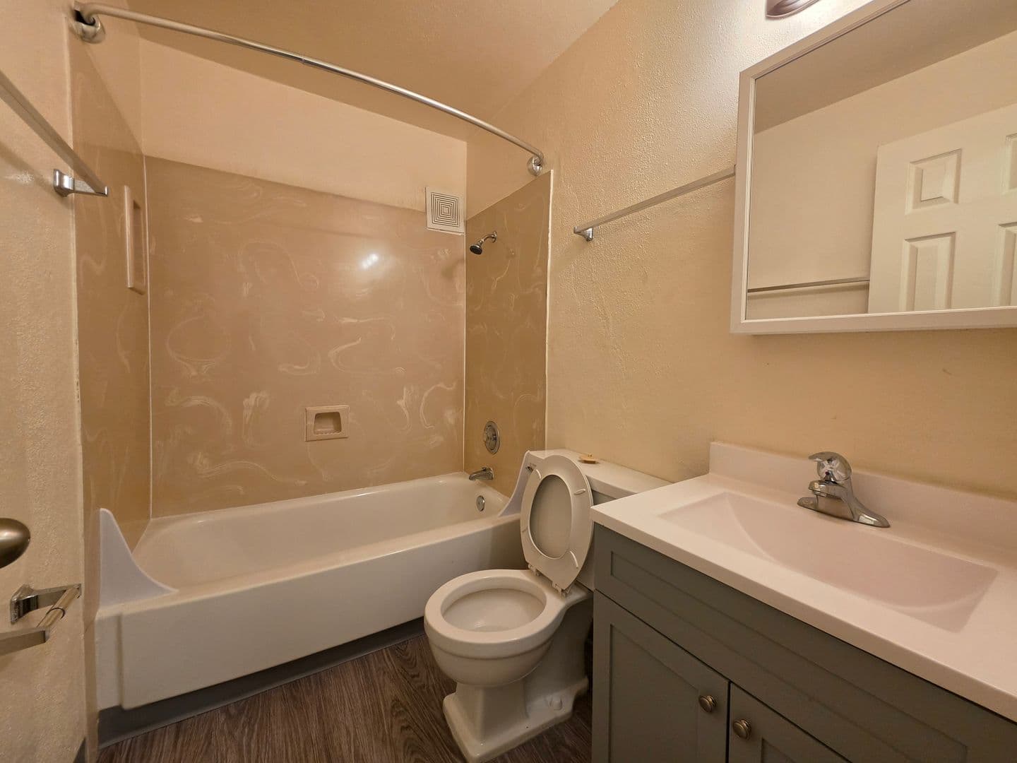 Eugene Apartment: 1840 Agate St.