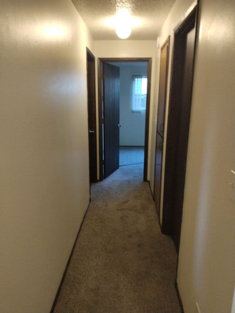 Eugene Apartment: 569 W. 12th