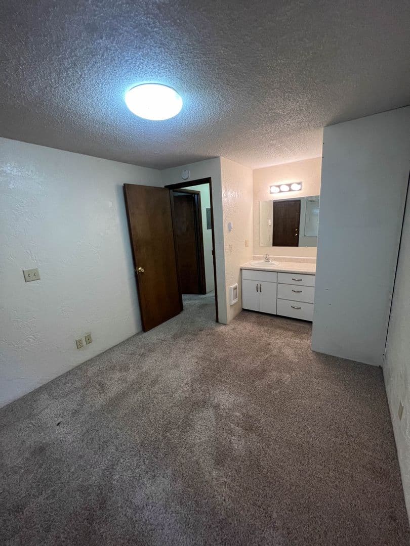 Eugene Apartment: 1360 Alder St.