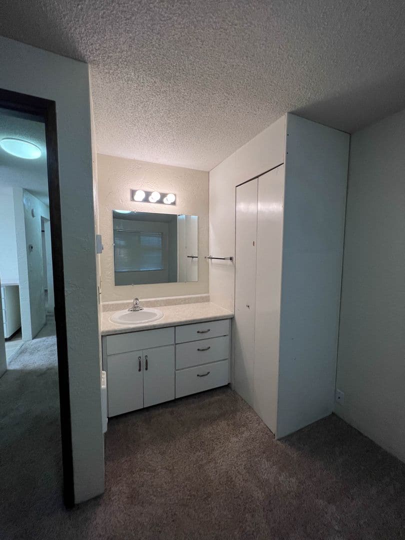 Eugene Apartment: 1360 Alder St.