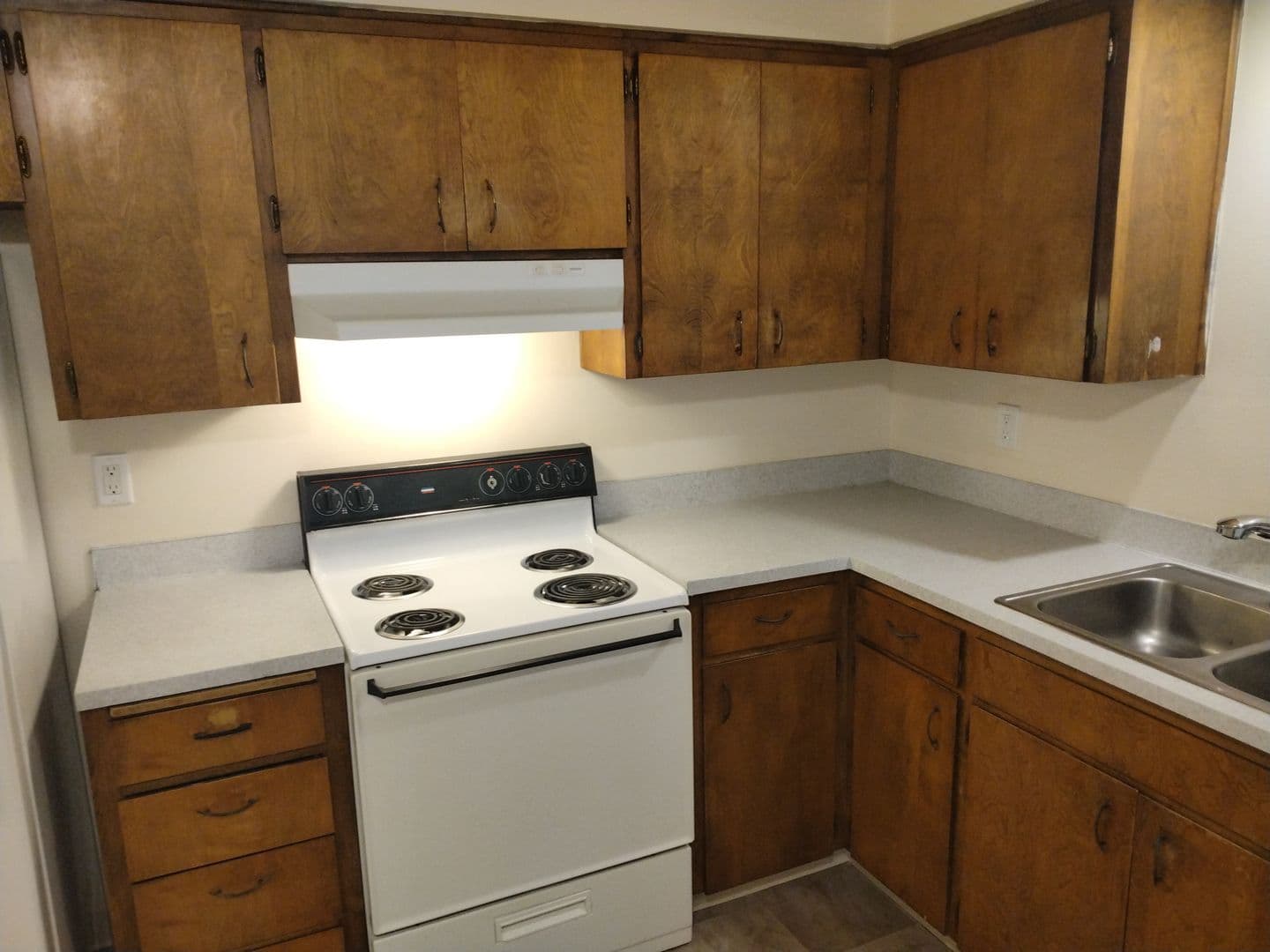 Eugene Apartment: 569 W. 12th