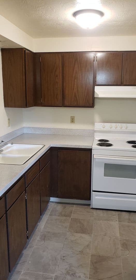 Springfield Apartment: 1017 J St.