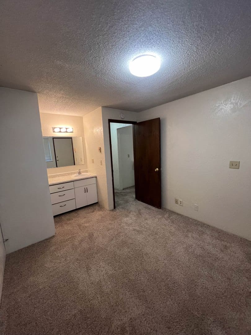 Eugene Apartment: 1360 Alder St.