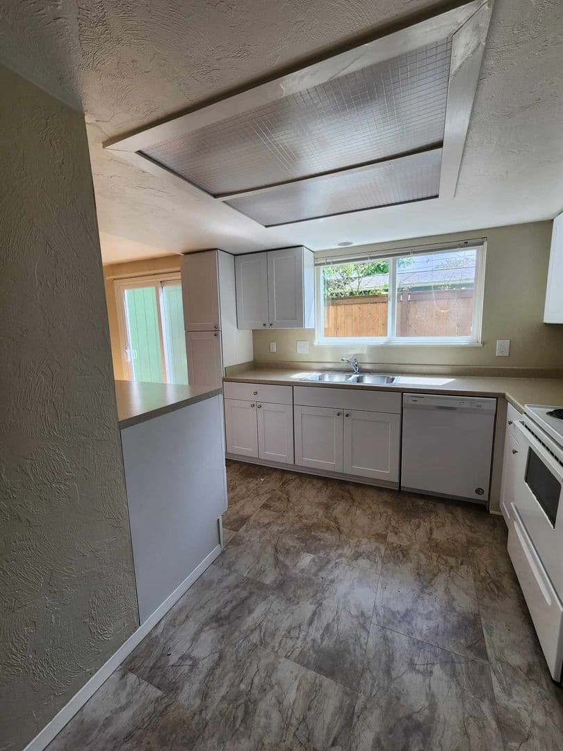 Eugene Apartment: 992 1/2, 996, 1012 W. 4th Ave.