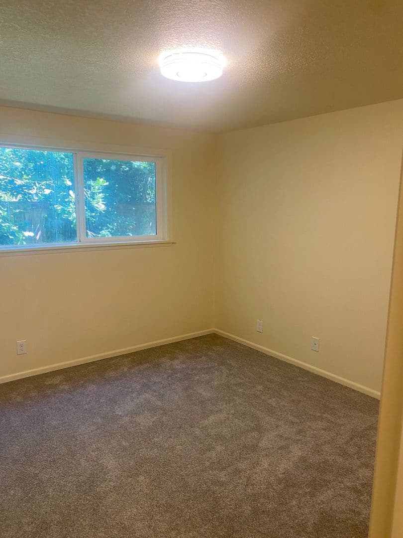 Eugene Apartment: 1555 W. 18th