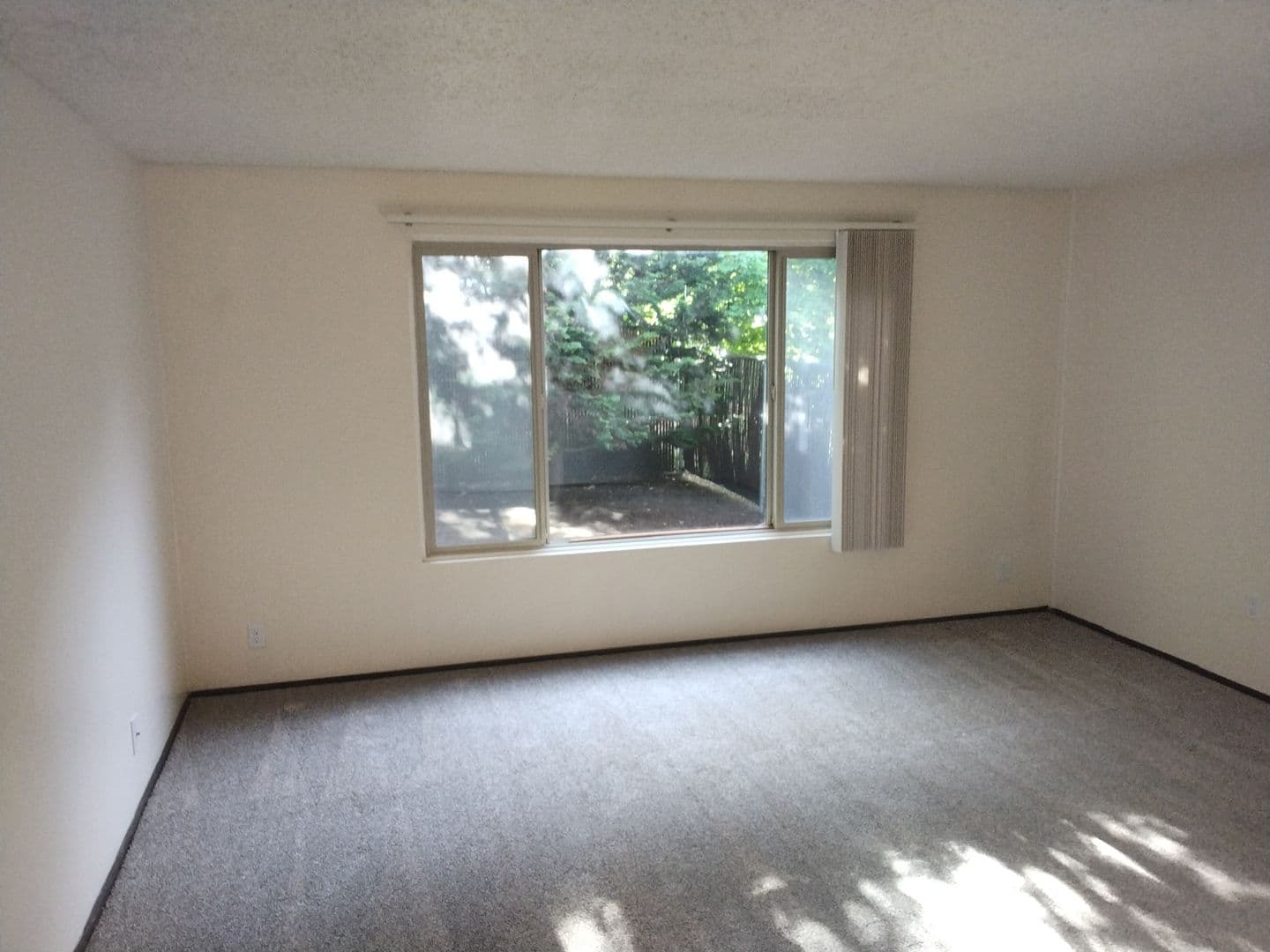 Eugene Apartment: 569 W. 12th