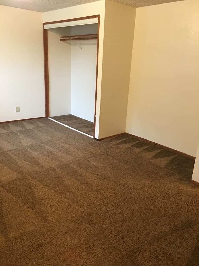 Junction City Apartment: 400 E. 6th Ave.
