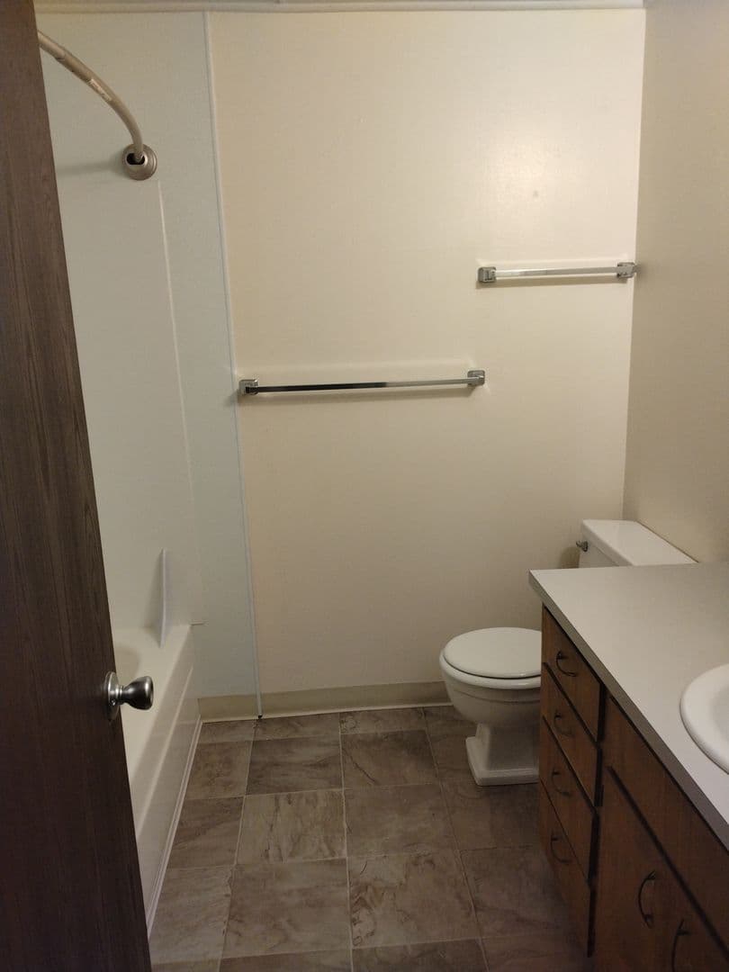 Eugene Apartment: 569 W. 12th