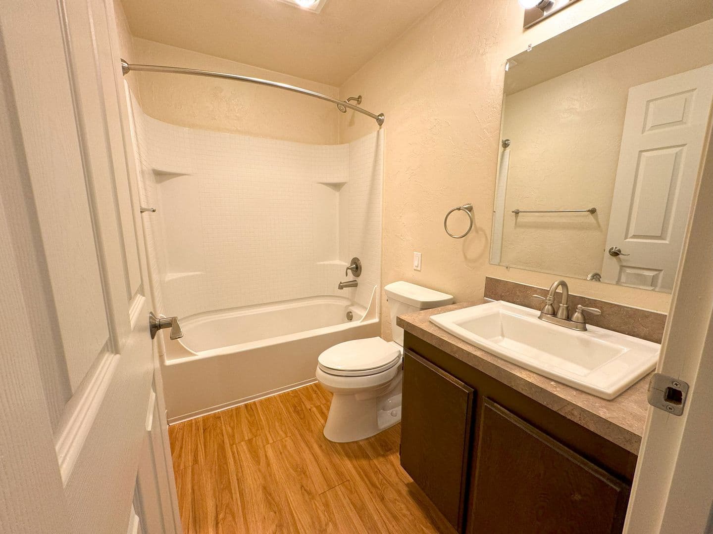 Eugene Apartment: 601 Country Club Rd.
