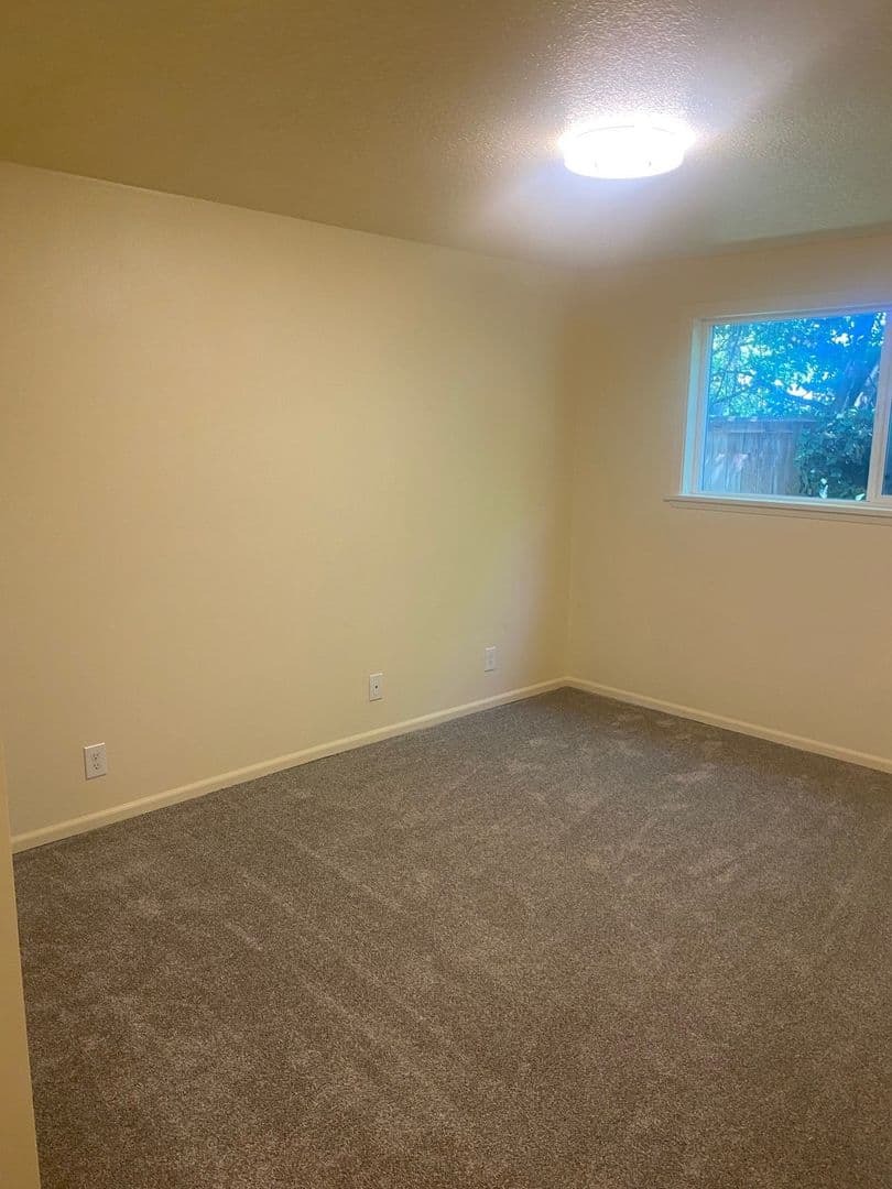Eugene Apartment: 1555 W. 18th