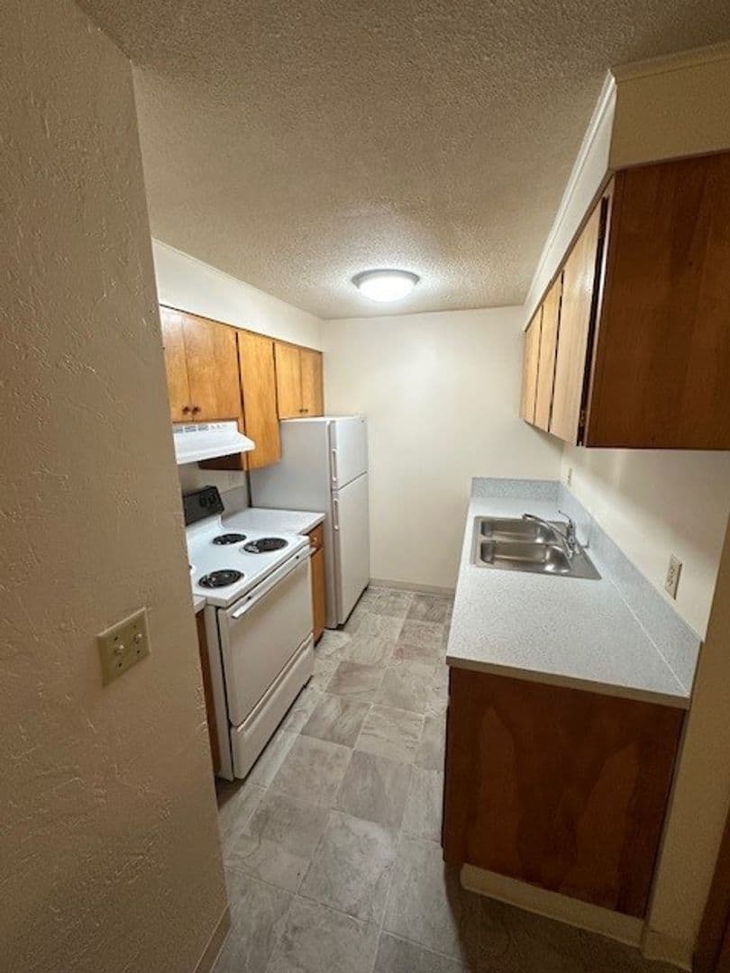 Eugene Apartment: 25 W. 30th & 2966 Willamette