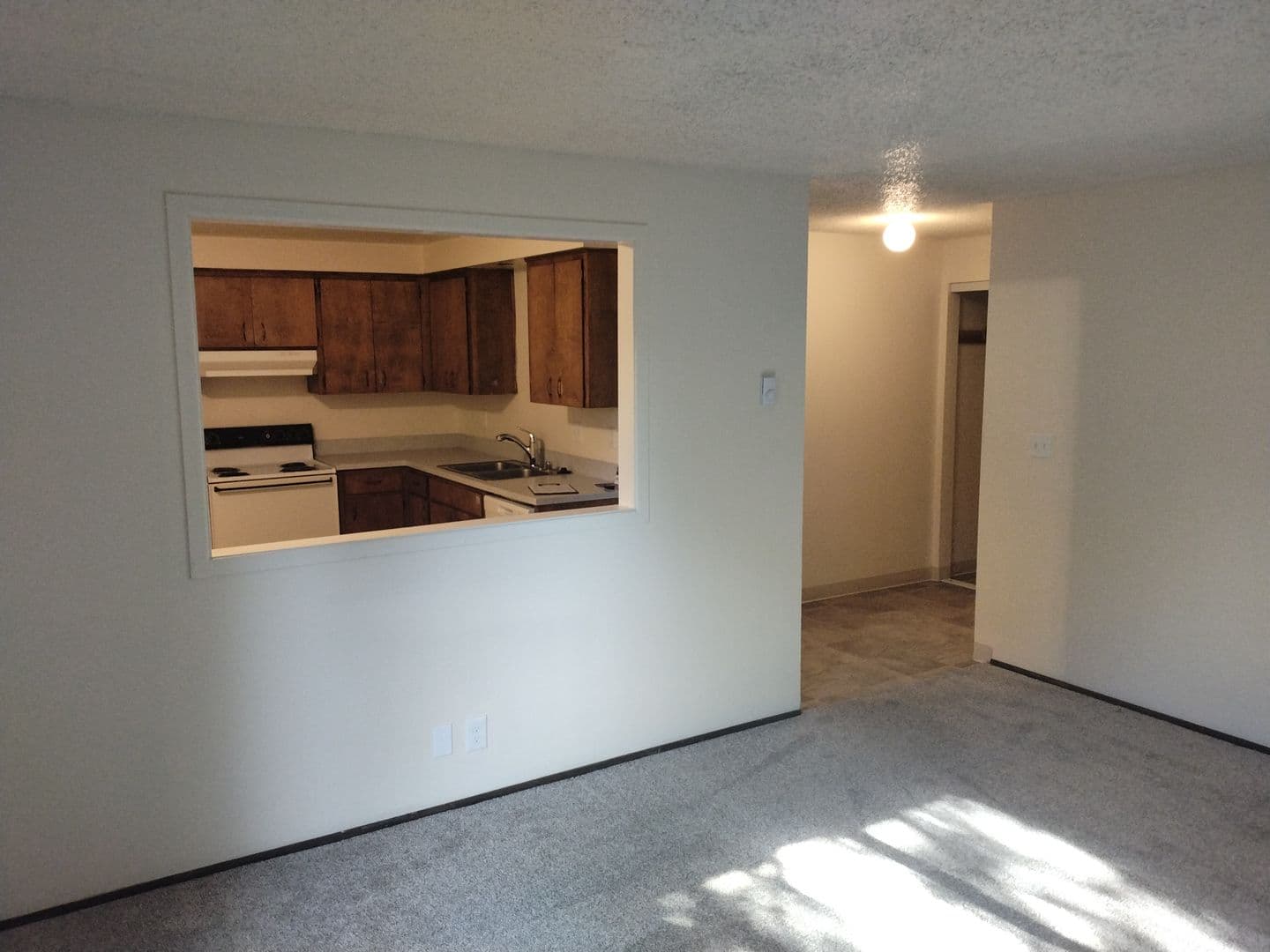Eugene Apartment: 569 W. 12th