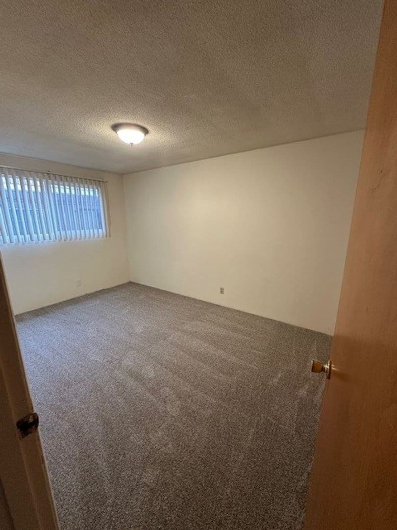 Eugene Apartment: 25 W. 30th & 2966 Willamette