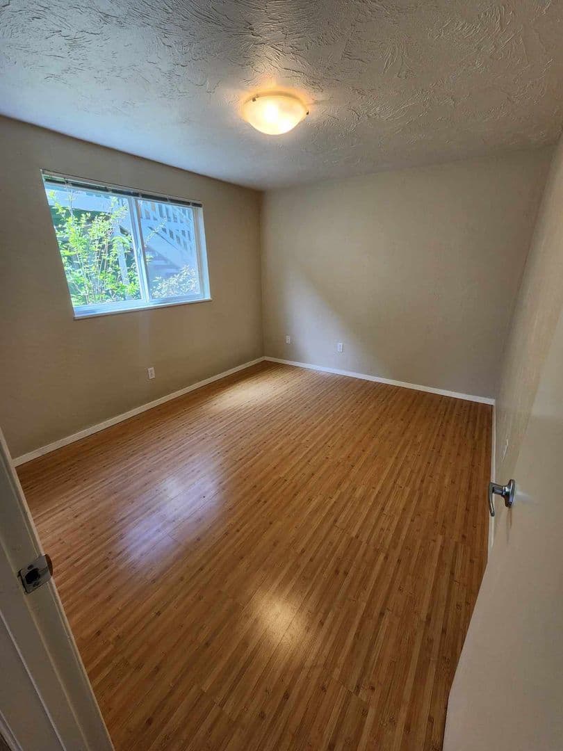 Eugene Apartment: 992 1/2, 996, 1012 W. 4th Ave.