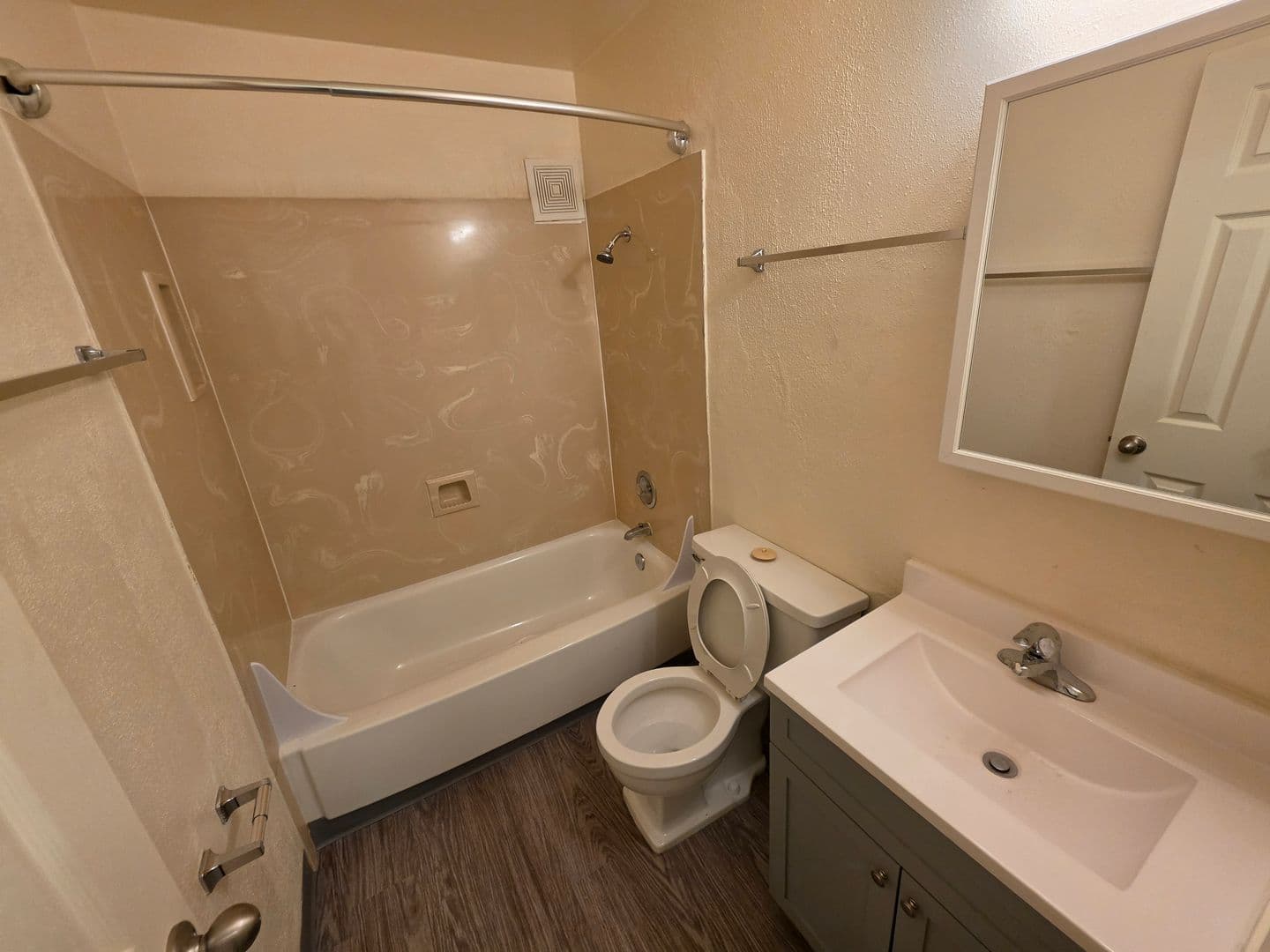 Eugene Apartment: 1840 Agate St.