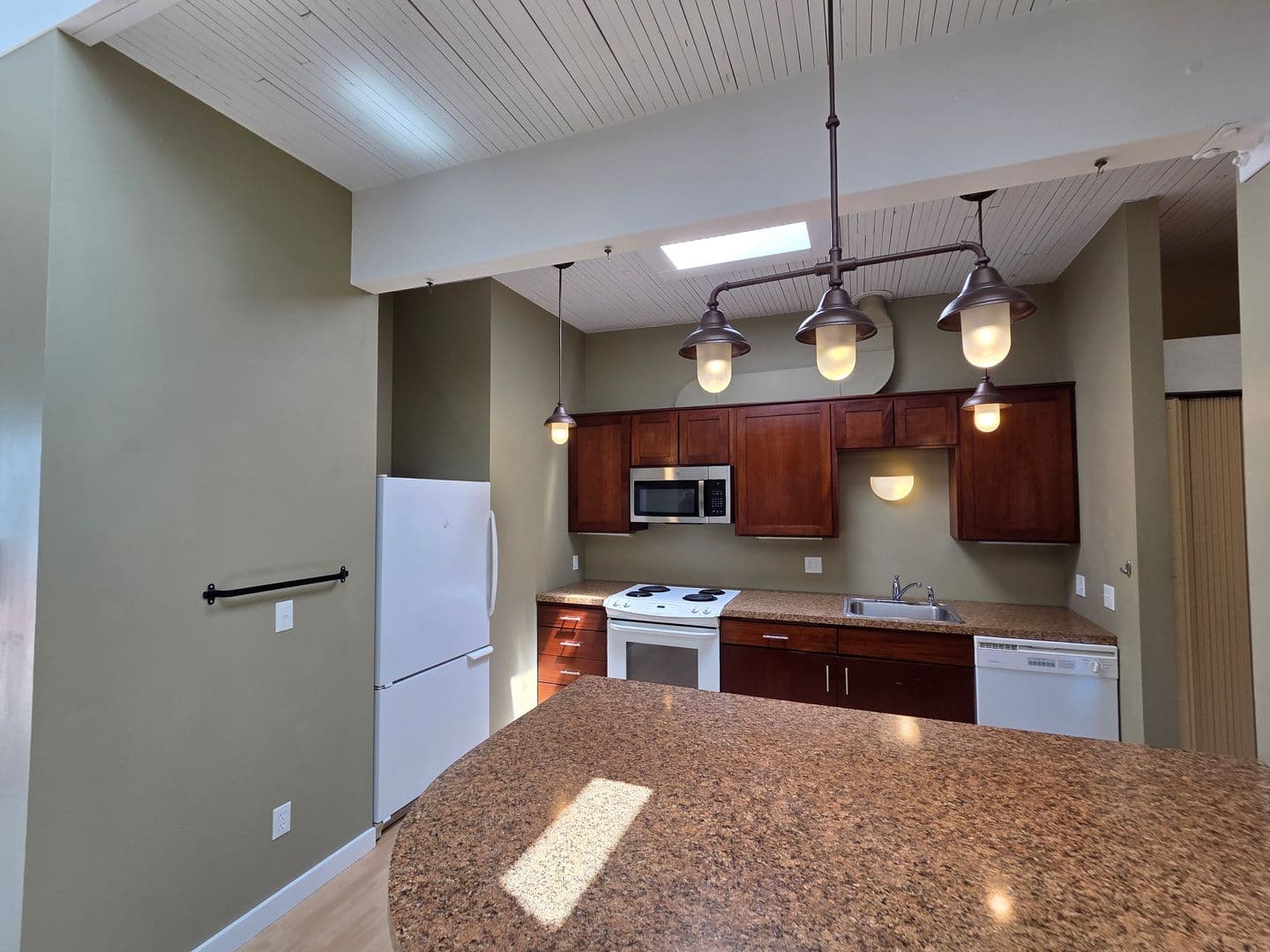 Eugene Apartment: 750 Monroe St.