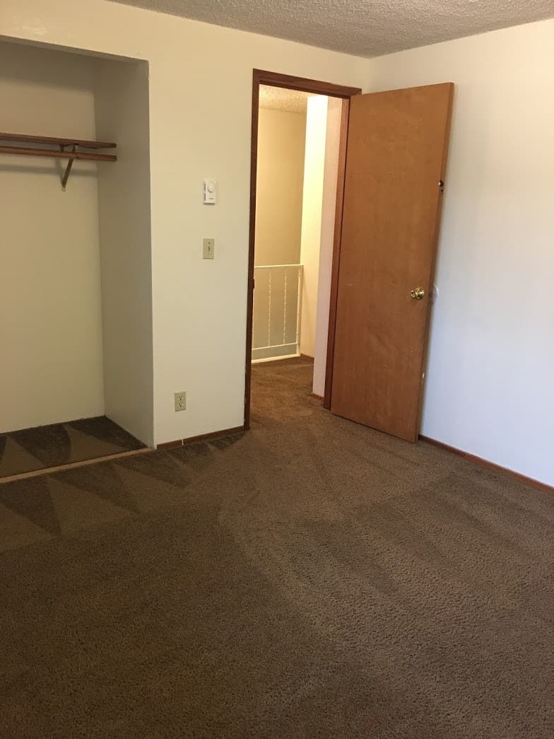 Junction City Apartment: 400 E. 6th Ave.