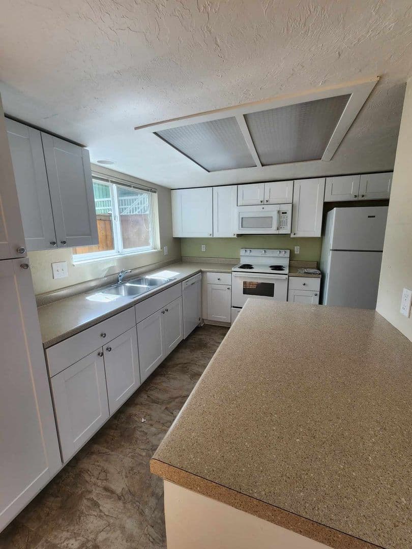 Eugene Apartment: 992 1/2, 996, 1012 W. 4th Ave.