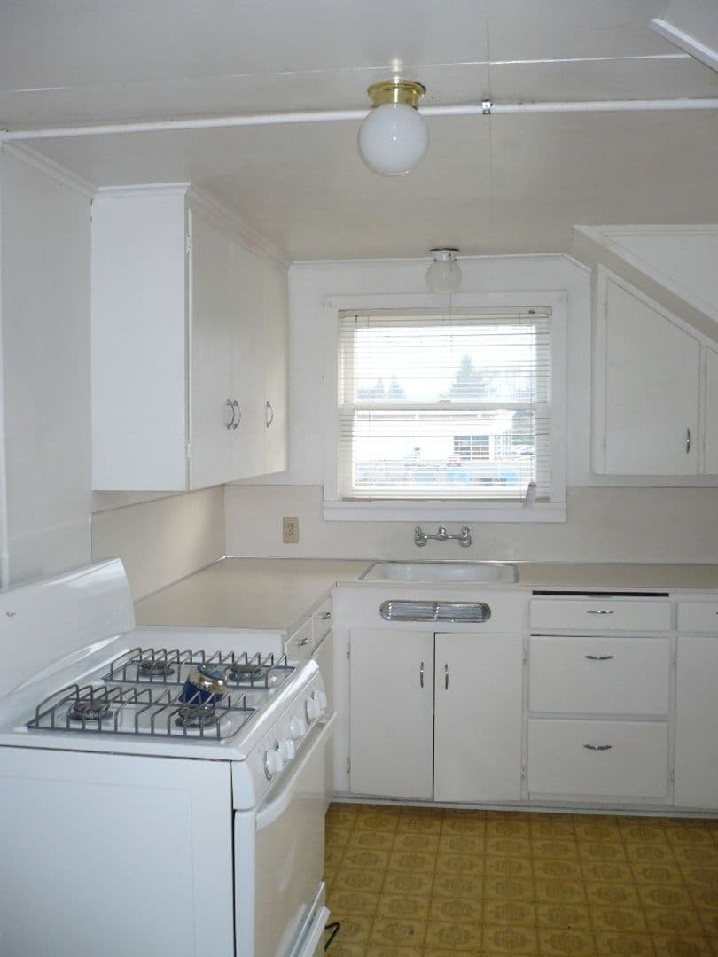 Eugene Apartment: 45, 46, 48, 53, 60, 70, 73, 77, 82 Rasor Ave.