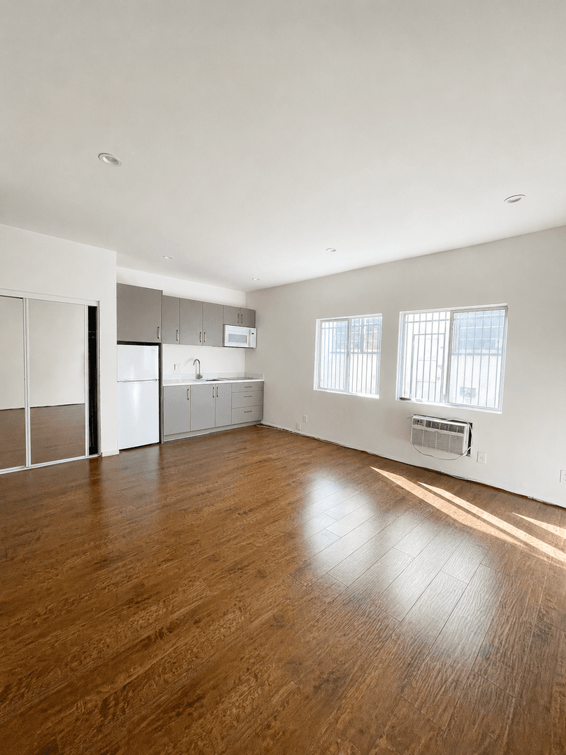 Los Angeles Apartment: 1677 Westholme Ave