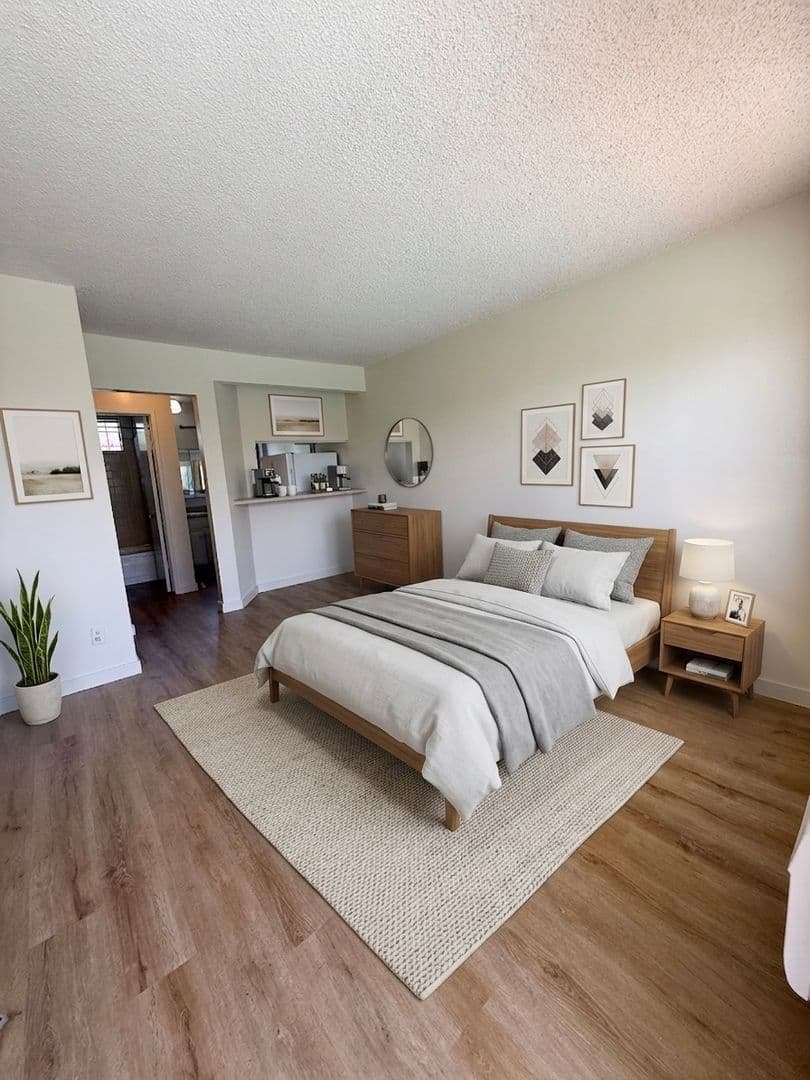 Los Angeles Apartment: 571 Fairview Ave