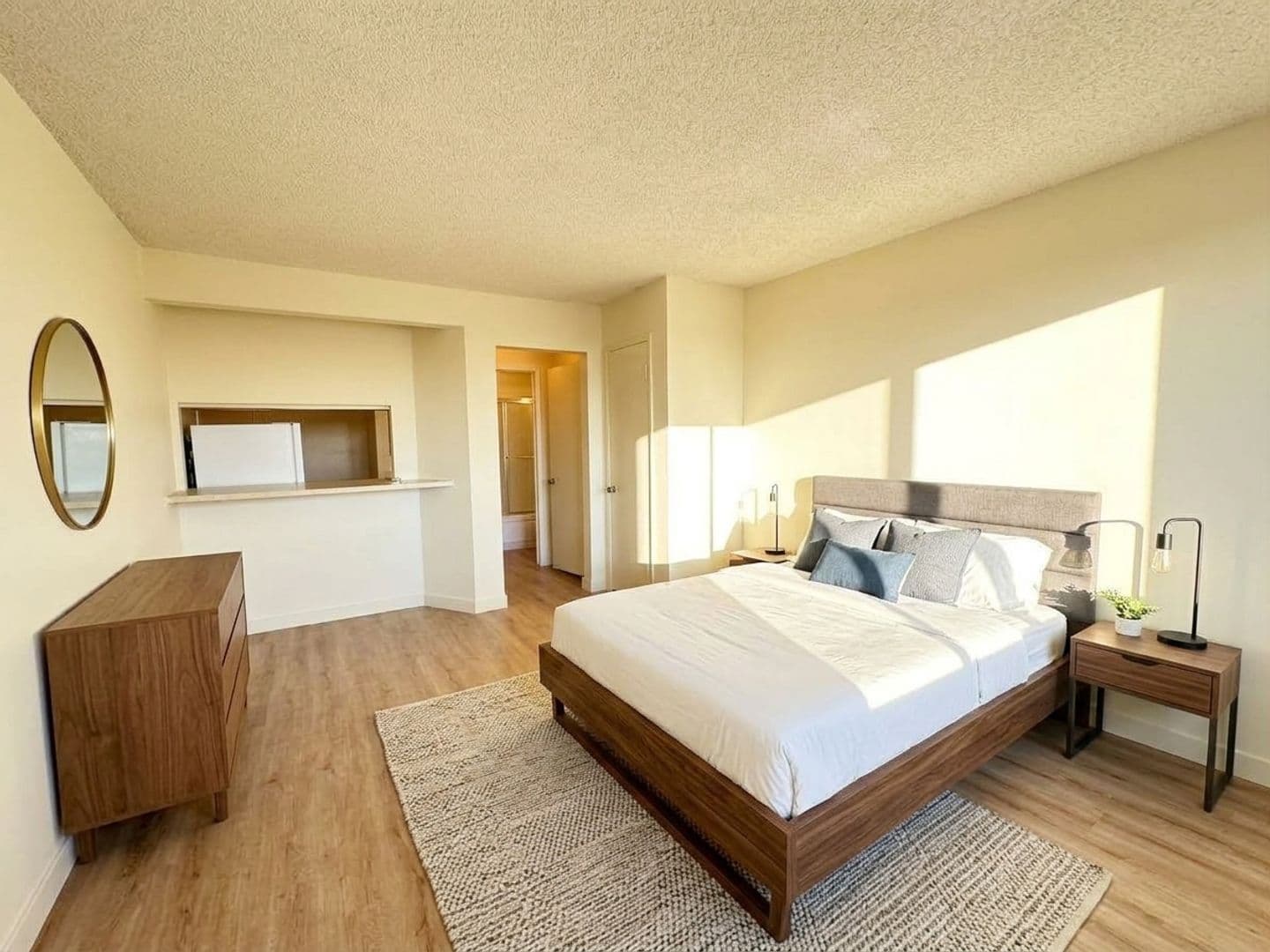 Los Angeles Apartment: 571 Fairview Ave