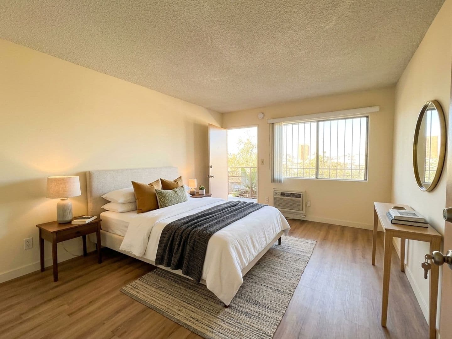 Los Angeles Apartment: 571 Fairview Ave