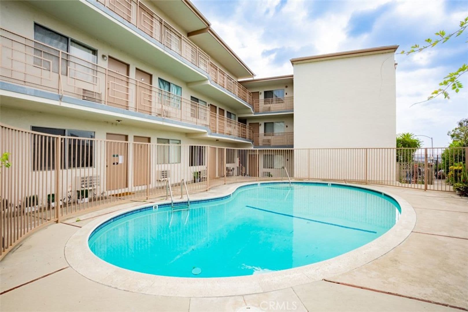 Los Angeles Apartment: 571 Fairview Ave