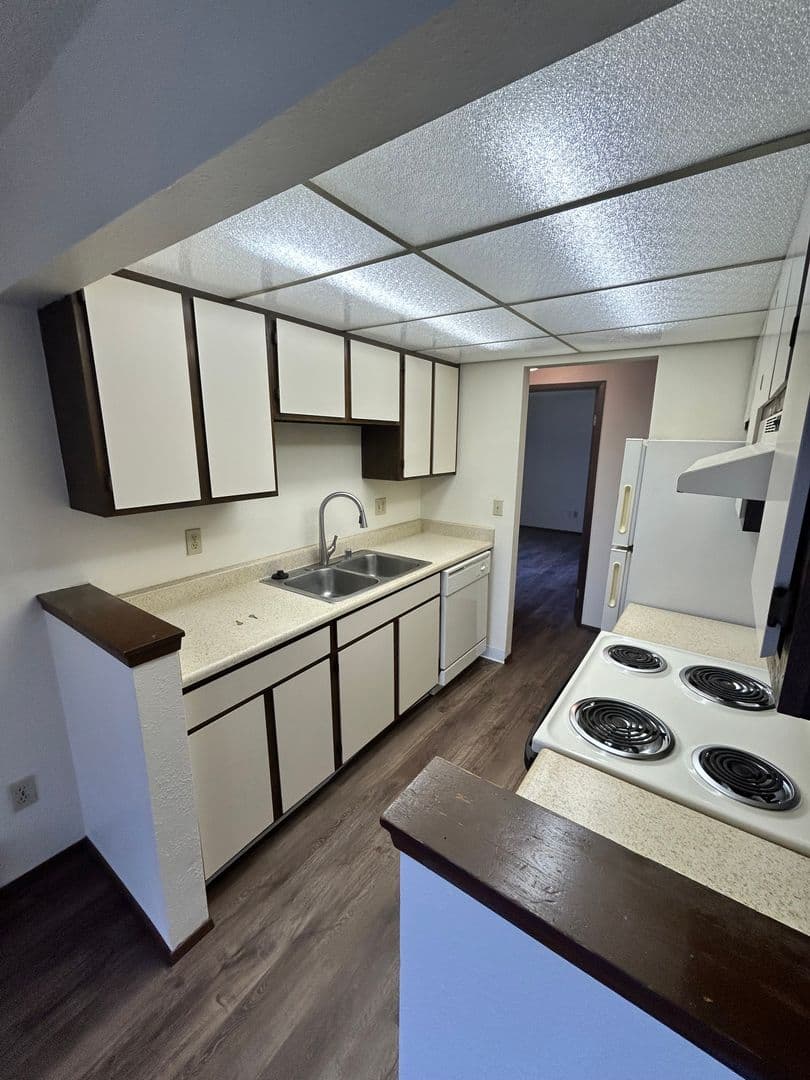 Enumclaw Apartment: 2561-2615 & 2530-2534 Warner Ave