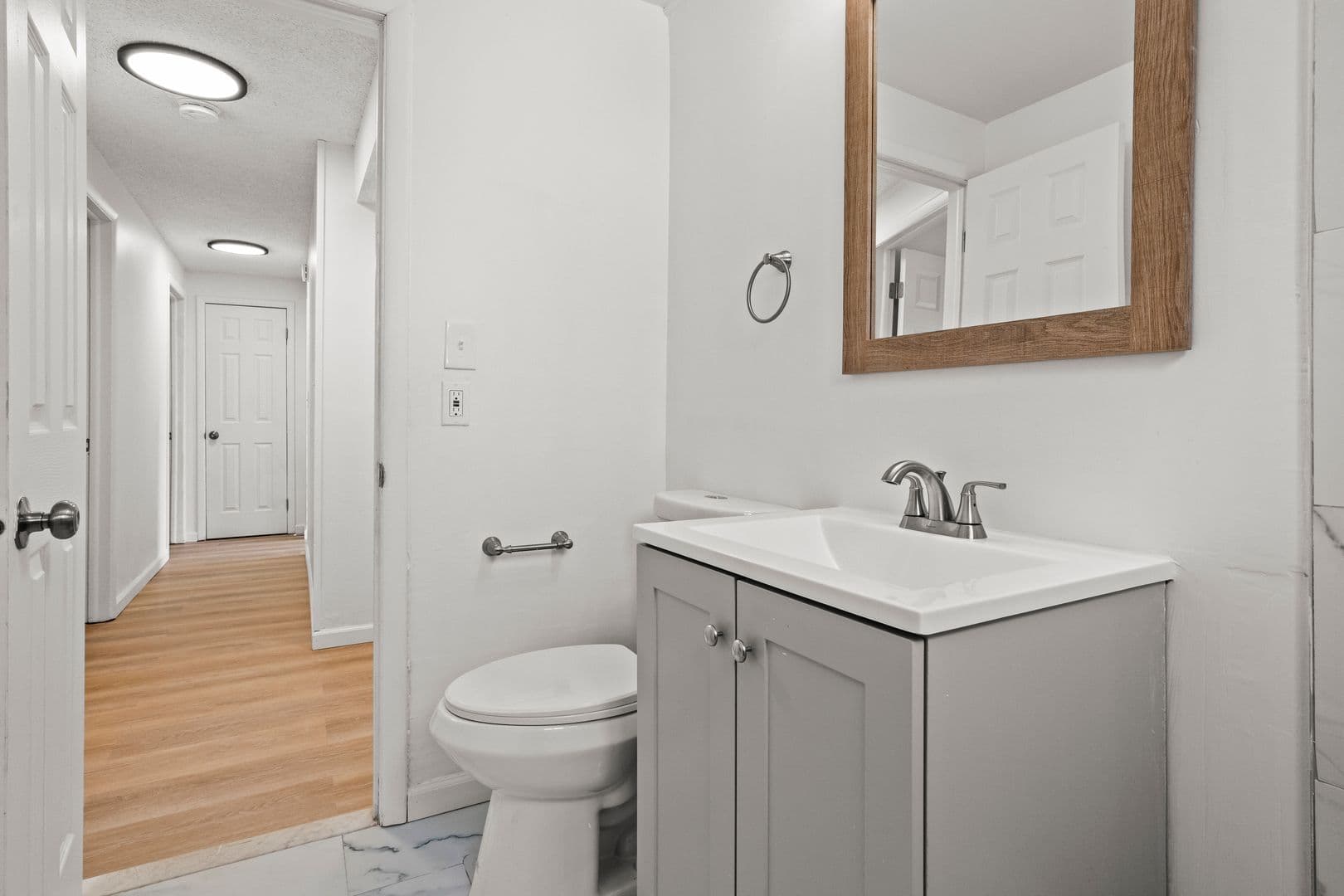 Syracuse Apartment: 5000 Oak Crest Courtyard